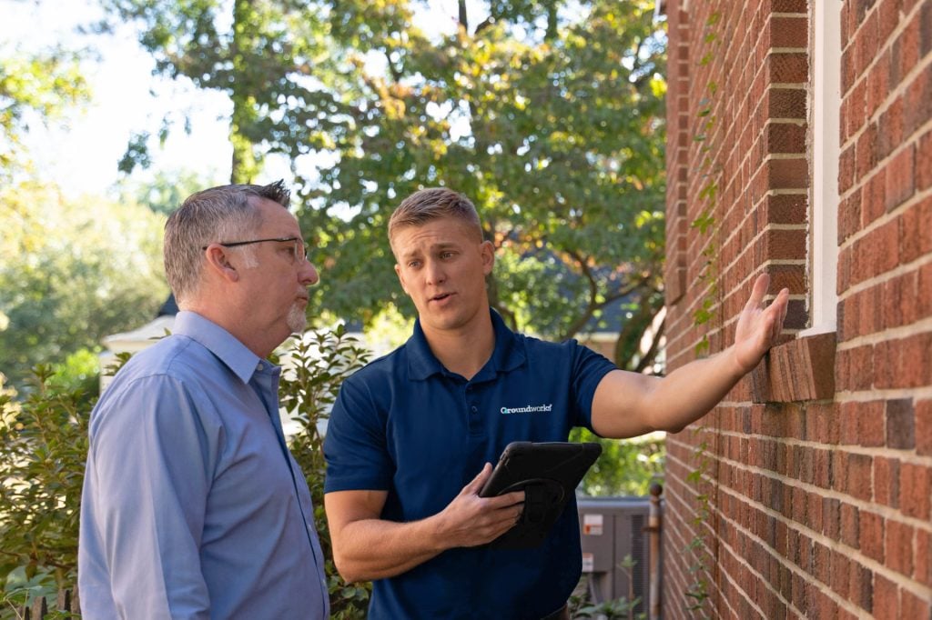 Inspector and customer discussing the side of the home.