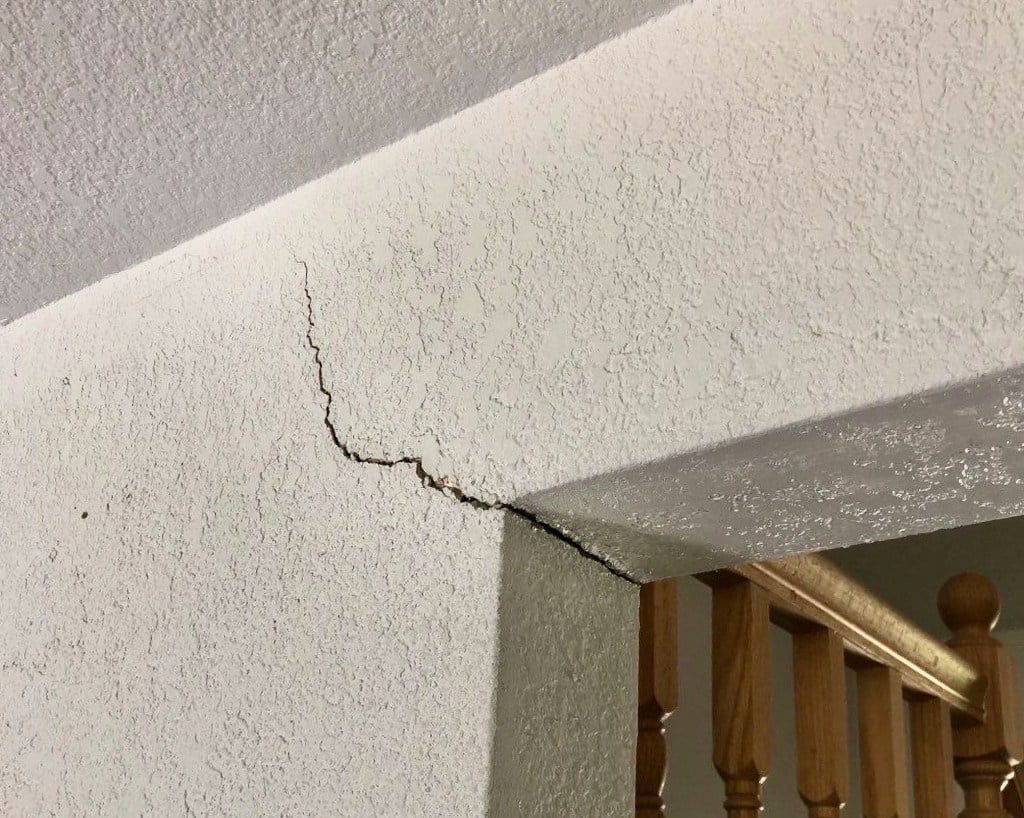 diagonal crack in drywall